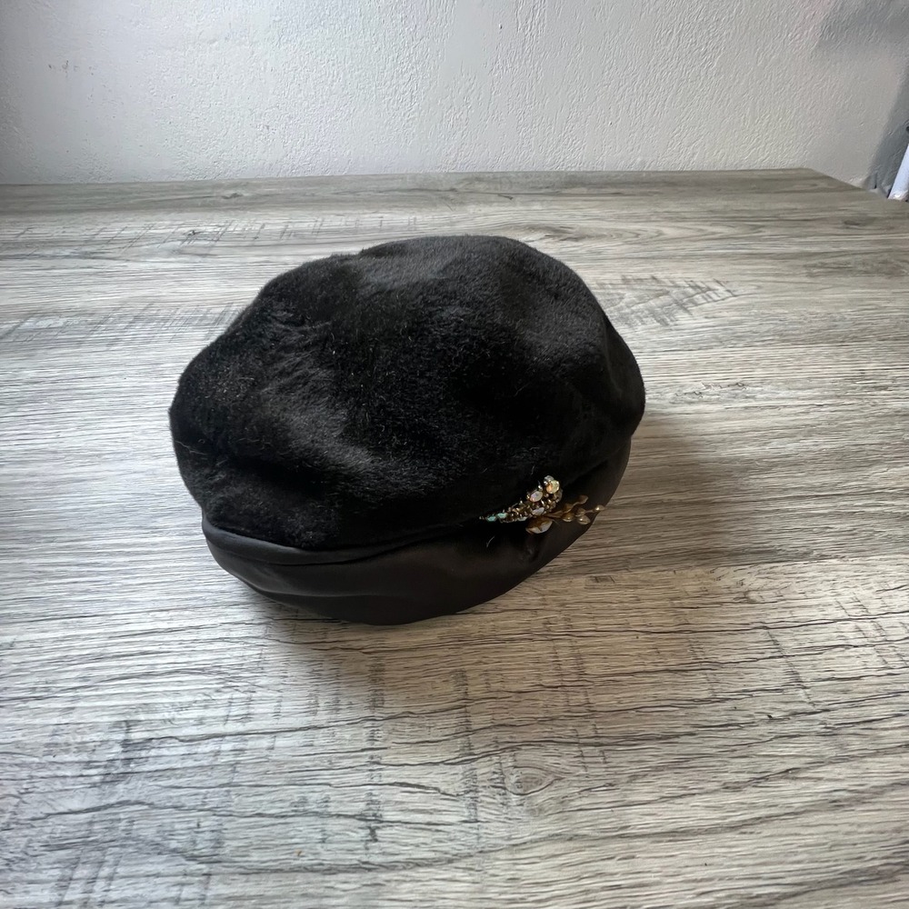 Fashion Guild Vintage Beret Hat Womens OS Black Faux Fur Satin Rhinestone Brooch